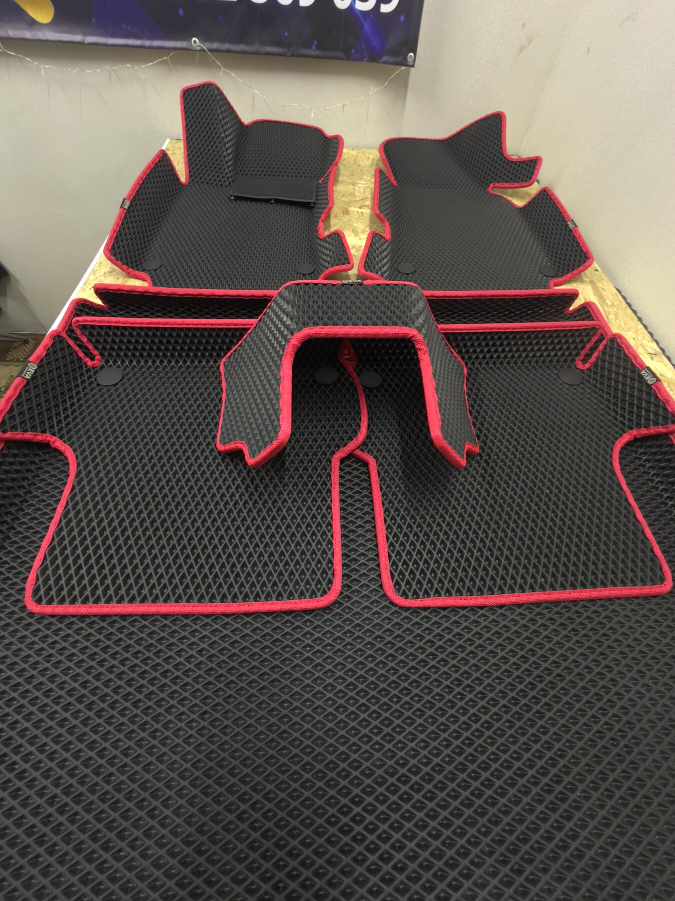 Komplet dywaników EVA 3D z czerwonym obszyciem